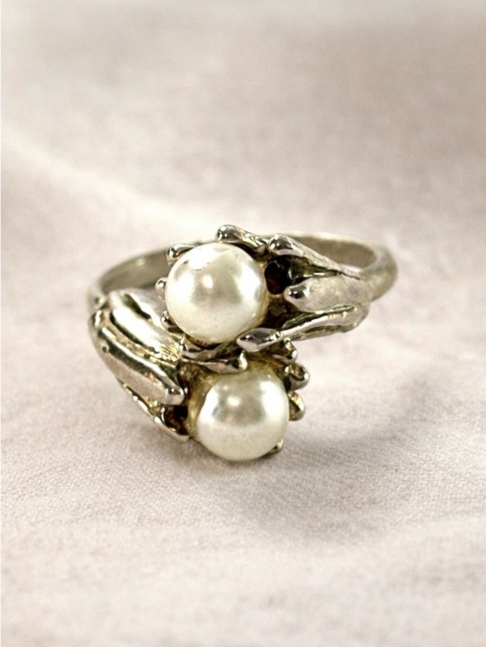 Vintage Vogue Signed Pearl Bypass Ring Size 7 Silver Tone Leaf Wrap Faux Pearl - Picture 1 of 9